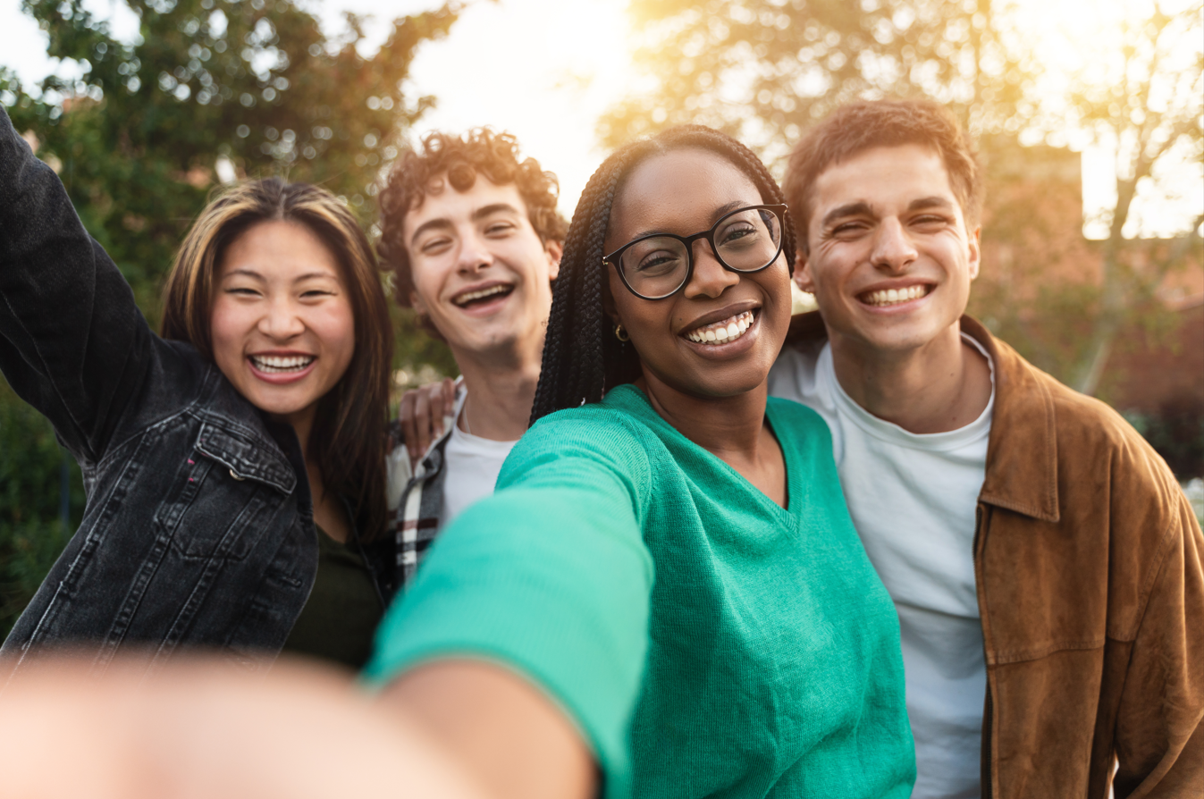 Ajustes de Vestuario Según la Temporada para Hombres y Mujeres